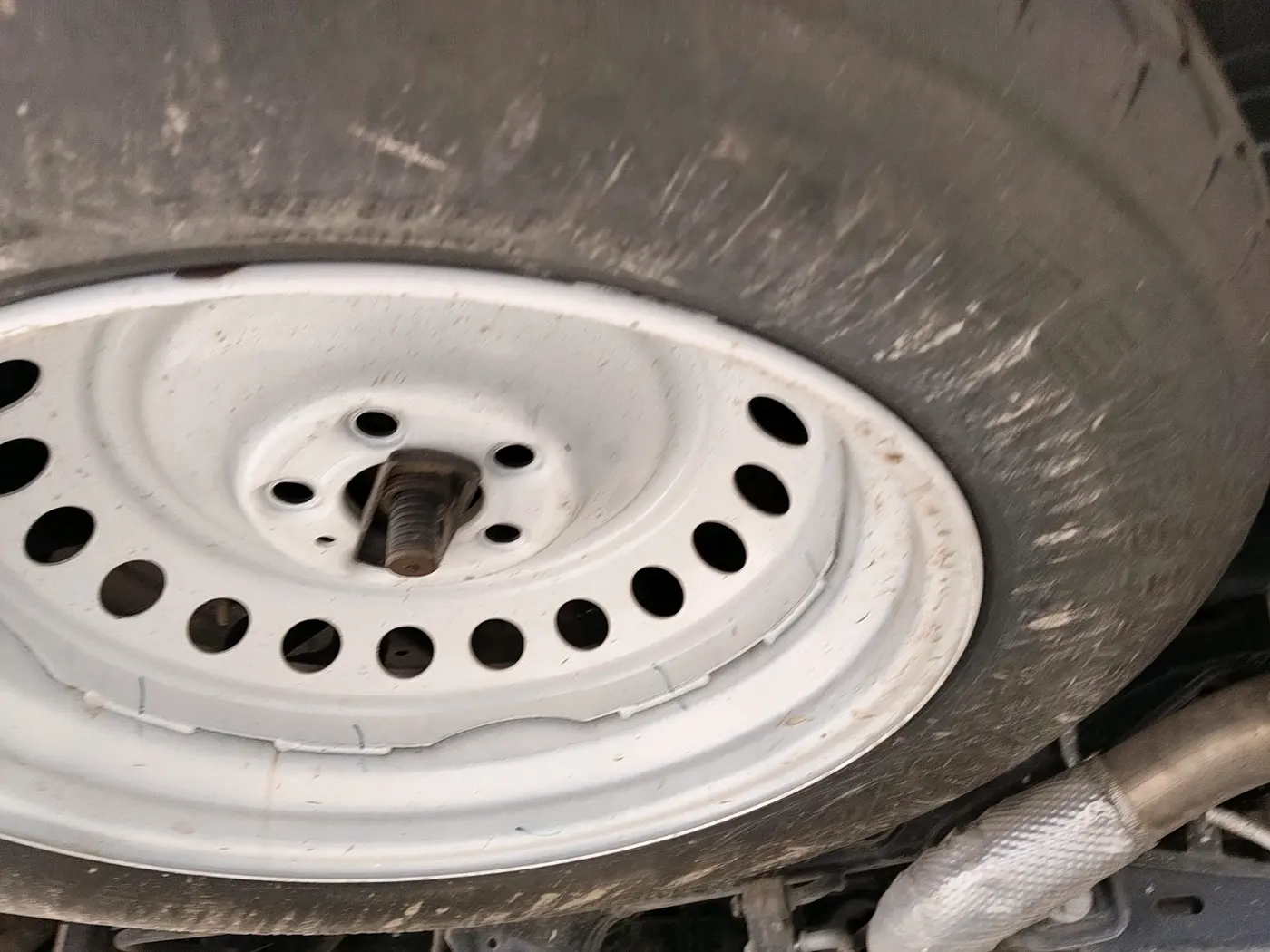 2023 Mahindra XUV700 AX 7 P AT 7 STR, Petrol, Automatic, 25,500 km, tyre