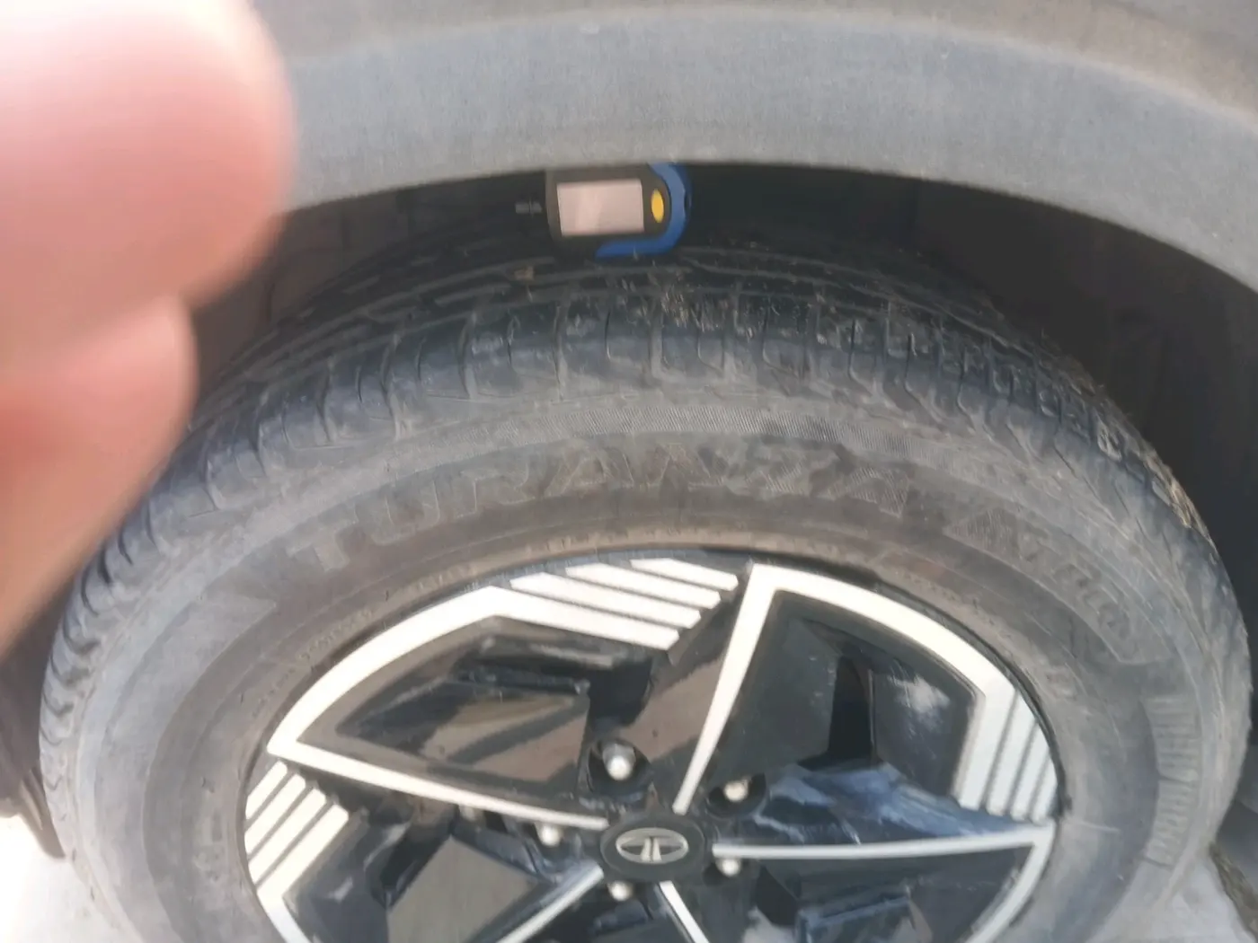 2024 Tata NEXON FEARLESS + AMT DUAL TONE 1.5 DIESEL, Diesel, Automatic, 26,258 km, tyre