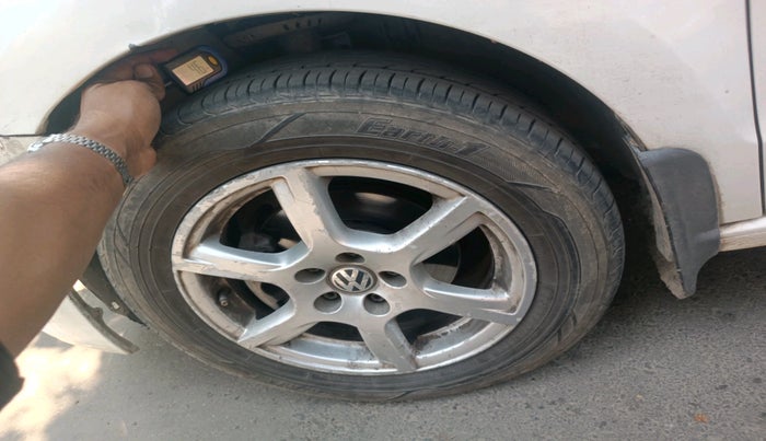 2013 Volkswagen Vento HIGHLINE DIESEL 1.6, Diesel, Manual, 2,34,503 km, tyre