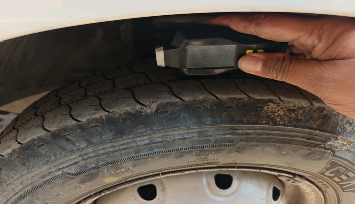 2018 Maruti OMNI E STD, CNG, Manual, 1,18,508 km, tyre