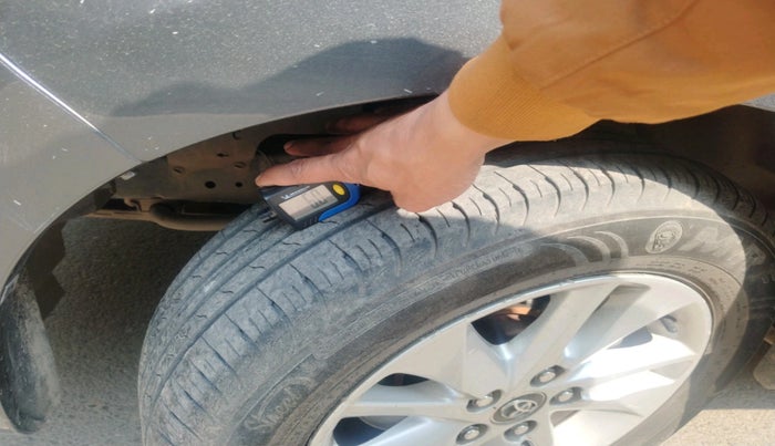 2017 Toyota Innova Crysta 2.4 GX 7 STR, Diesel, Manual, 1,16,647 km, tyre