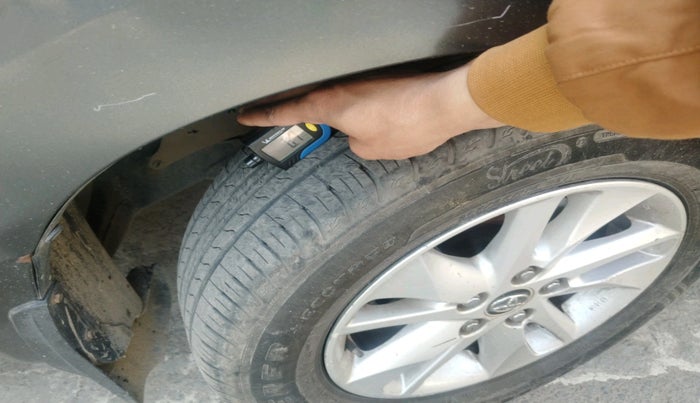 2017 Toyota Innova Crysta 2.4 GX 7 STR, Diesel, Manual, 1,16,647 km, tyre