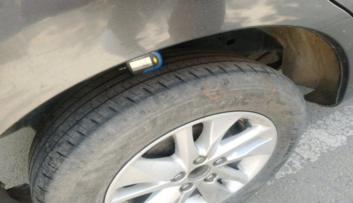 2017 Toyota Innova Crysta 2.4 GX 7 STR, Diesel, Manual, 1,16,647 km, tyre