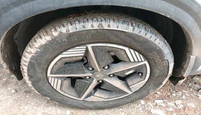 2024 Tata NEXON FEARLESS + SUNROOF DUAL TONE 1.2 PETROL, Petrol, Manual, 22,072 km, tyre