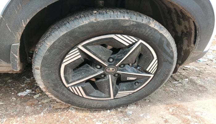 2024 Tata NEXON FEARLESS + SUNROOF DUAL TONE 1.2 PETROL, Petrol, Manual, 22,072 km, tyre