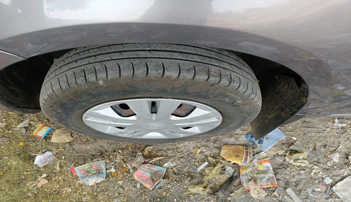 2014 Maruti Swift Dzire VXI, CNG, Manual, 1,05,388 km, tyre