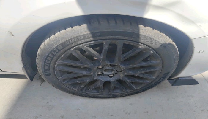 2018 Volvo S60 Momentum D4, Diesel, Automatic, 90,163 km, tyre