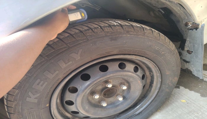 2011 Toyota Innova 2.5 G2 7STR, Diesel, Manual, 1,32,416 km, tyre