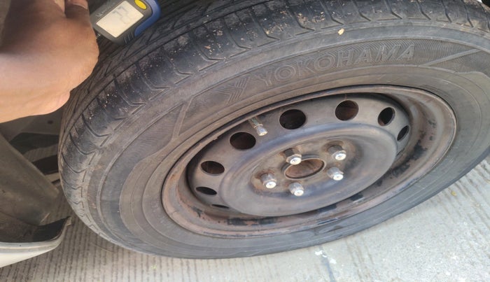 2011 Toyota Innova 2.5 G2 7STR, Diesel, Manual, 1,32,416 km, tyre