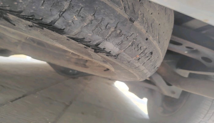 2011 Toyota Innova 2.5 G2 7STR, Diesel, Manual, 1,32,416 km, tyre