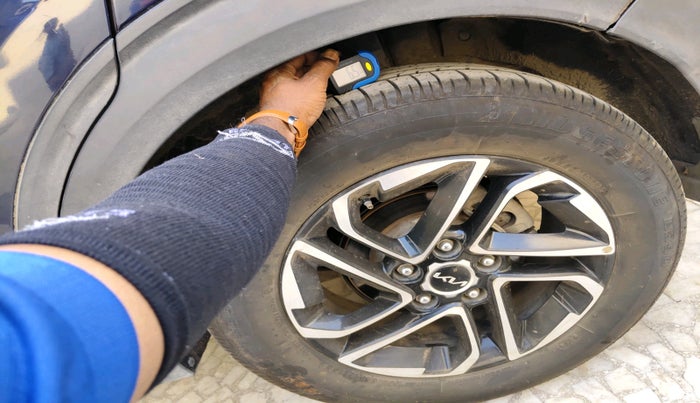 2022 KIA CARENS LUXURY PLUS 1.4 PETROL DCT 6 STR, Petrol, Automatic, 60,662 km, tyre