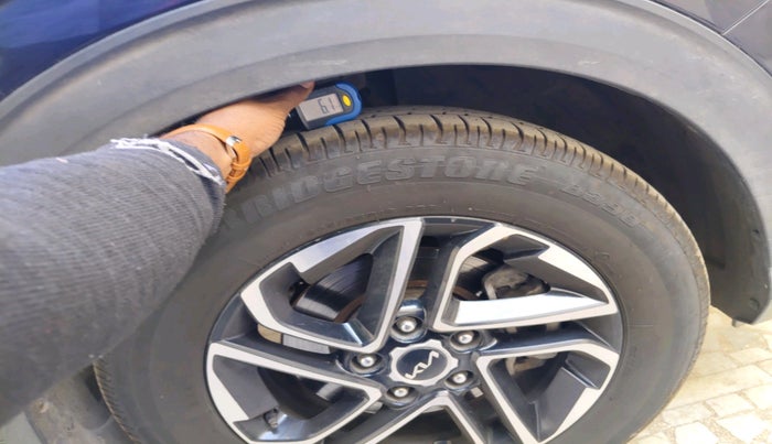 2022 KIA CARENS LUXURY PLUS 1.4 PETROL DCT 6 STR, Petrol, Automatic, 60,662 km, tyre