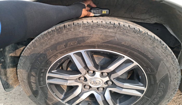 2011 Toyota Fortuner 3.0 4X4 MT, Diesel, Manual, 2,25,593 km, tyre