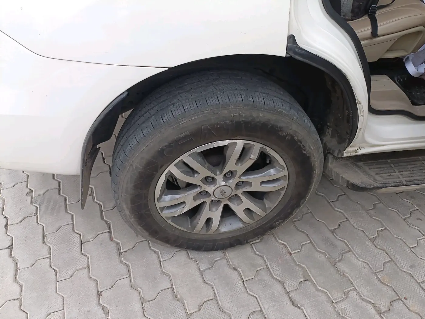 2018 Ford Endeavour TITANIUM 3.2 4X4 AT, Diesel, Automatic, 1,44,351 km, tyre
