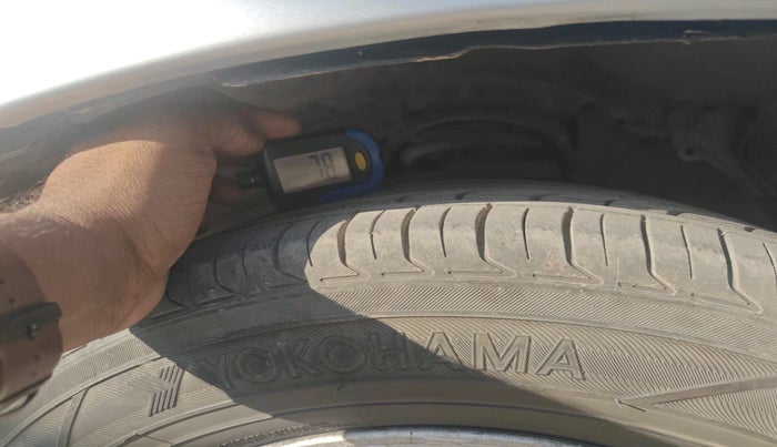 2012 Toyota Innova VX 2.5 7 STR, Diesel, Manual, 2,35,547 km, tyre