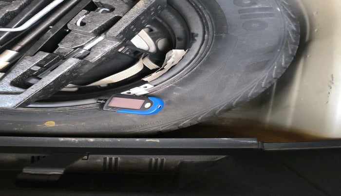 2014 Volkswagen Polo HIGHLINE1.2L, Petrol, Manual, 90,272 km, tyre