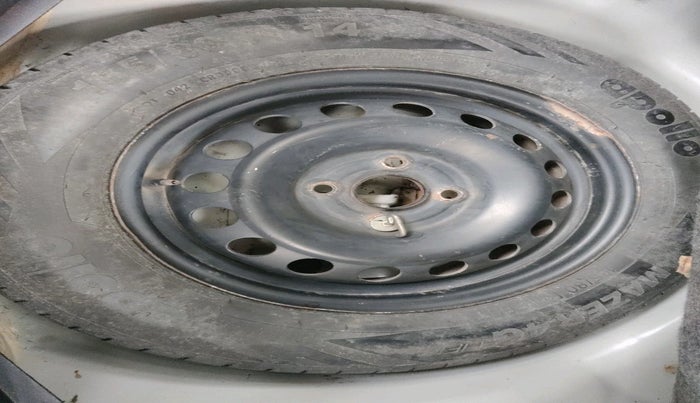 2017 Maruti Swift LXI (O), Petrol, Manual, 90,972 km, tyre