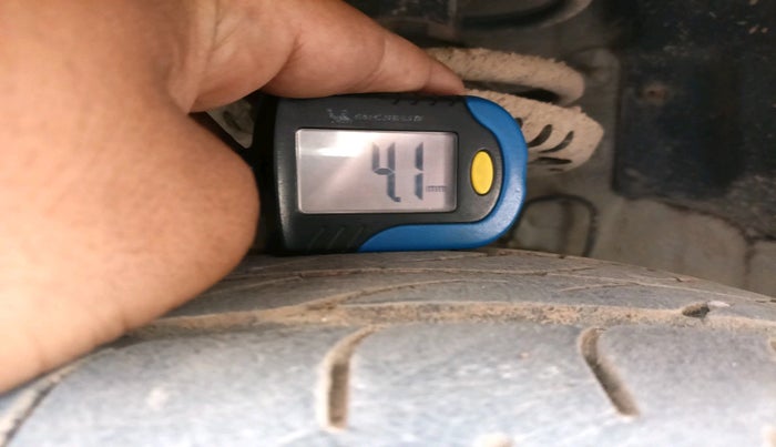 2011 Volkswagen Vento TRENDLINE 1.6, Petrol, Manual, 69,522 km, tyre