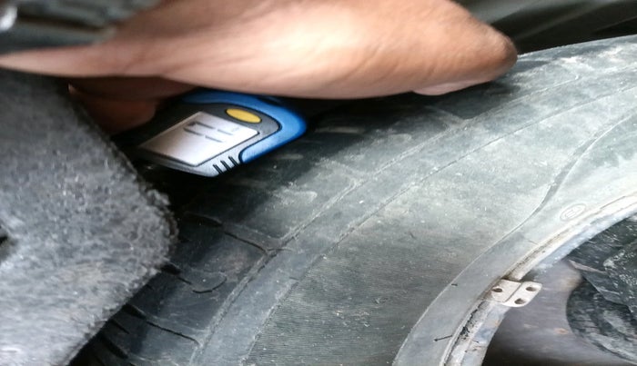 2011 Volkswagen Vento TRENDLINE 1.6, Petrol, Manual, 69,522 km, tyre