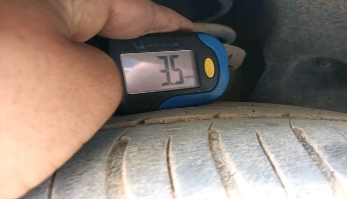 2011 Volkswagen Vento TRENDLINE 1.6, Petrol, Manual, 69,522 km, tyre