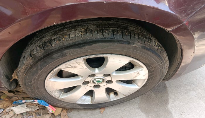 2011 Skoda Superb ELEGANCE 1.8 TSI AT, Petrol, Automatic, 1,51,415 km, tyre