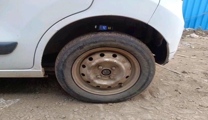 2013 Maruti Wagon R 1.0 LXI CNG, CNG, Manual, 2,50,901 km, tyre