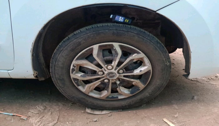 2013 Maruti Wagon R 1.0 LXI CNG, CNG, Manual, 2,50,901 km, tyre