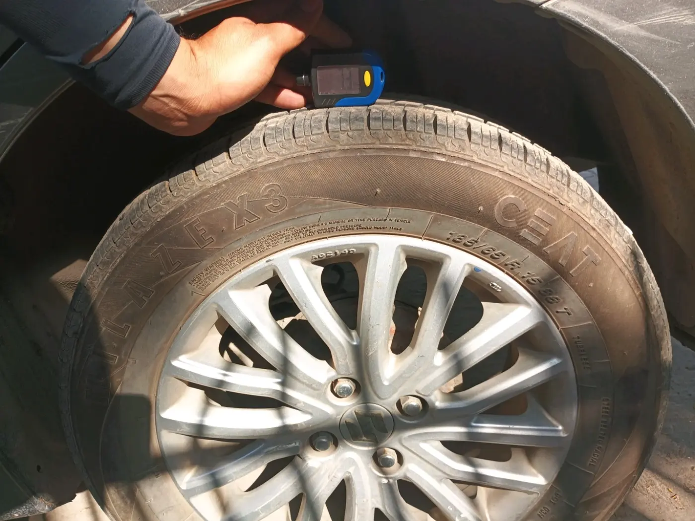 2017 Maruti Dzire ZXI, Petrol, Manual, 72,731 km, tyre