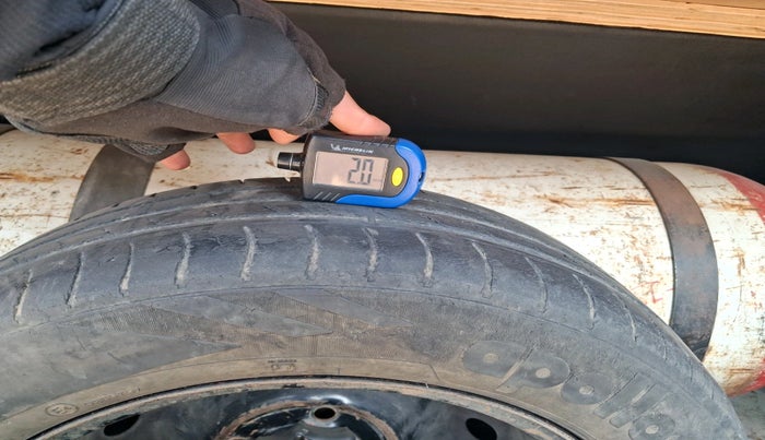 2014 Hyundai Grand i10 SPORTZ 1.2 KAPPA VTVT, CNG, Manual, 1,01,771 km, tyre