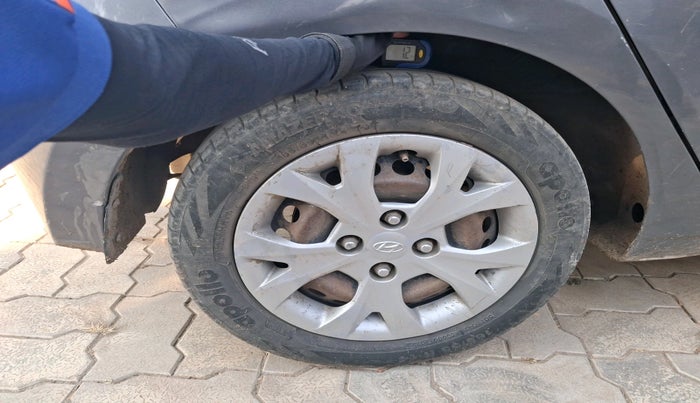 2014 Hyundai Grand i10 SPORTZ 1.2 KAPPA VTVT, CNG, Manual, 1,01,771 km, tyre