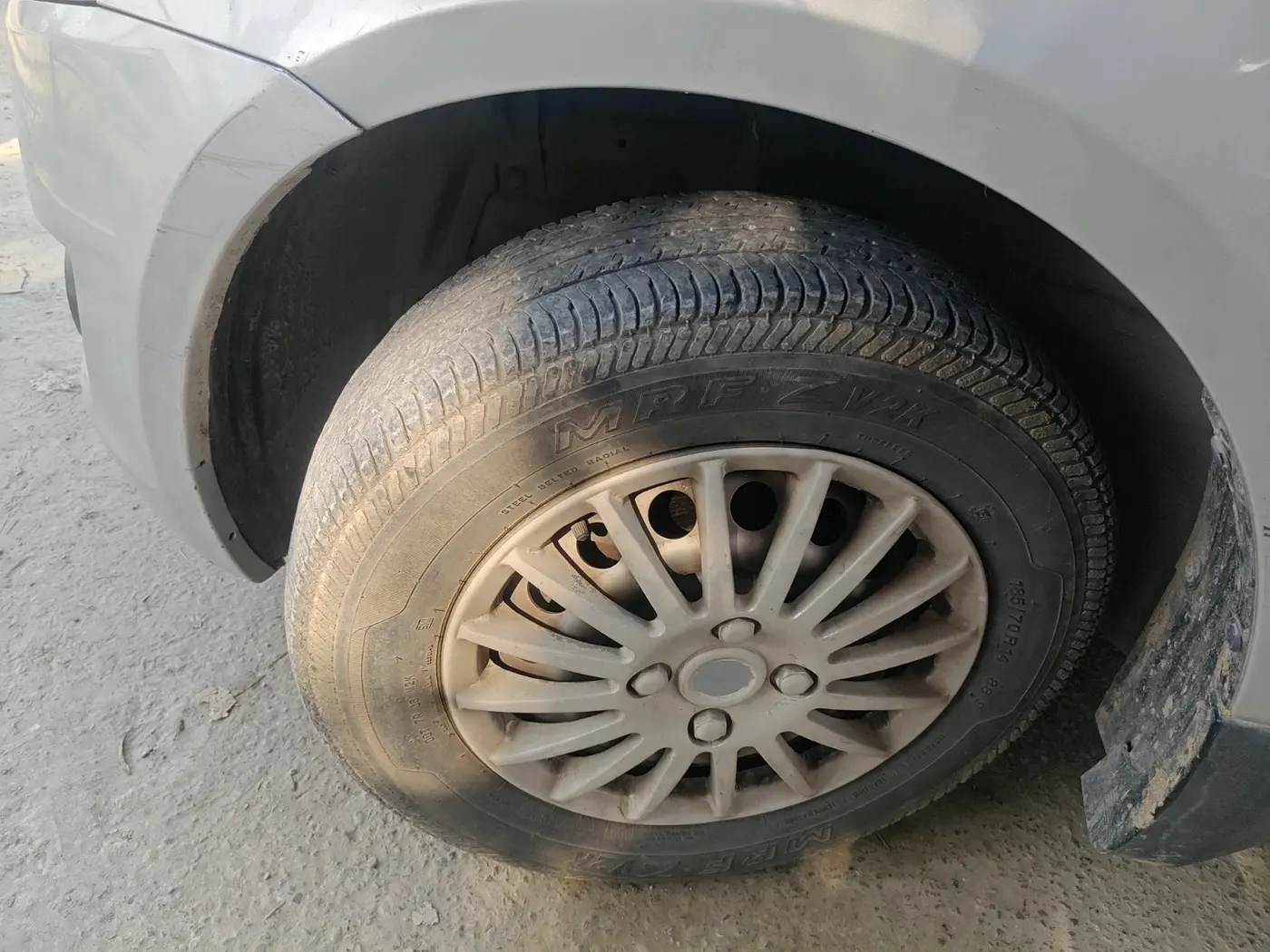 2014 Maruti Swift LXI, CNG, Manual, 1,04,976 km, tyre