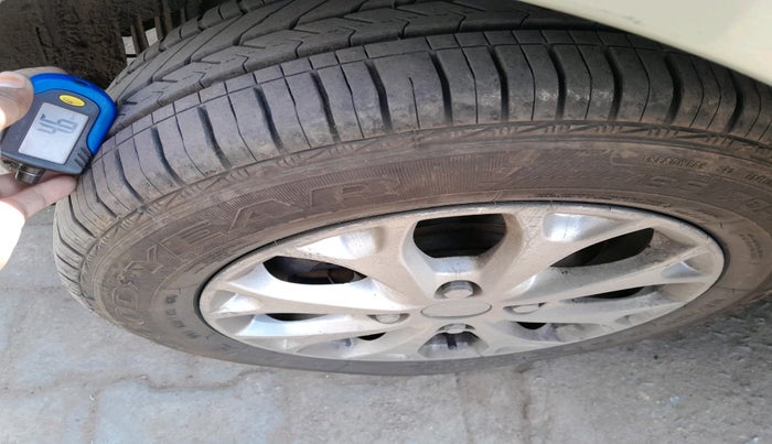 2013 Ford Figo TITANIUM 1.4 DIESEL, Diesel, Manual, 1,05,060 km, tyre