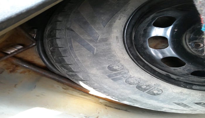 2013 Ford Figo TITANIUM 1.4 DIESEL, Diesel, Manual, 1,05,060 km, tyre