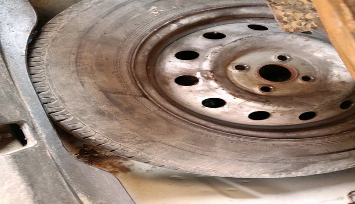 2016 Maruti Swift Dzire LXI (O), CNG, Manual, 93,015 km, tyre