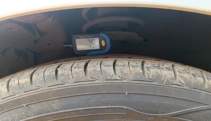 2016 Maruti Ertiga VXI, Petrol, Manual, 65,118 km, tyre