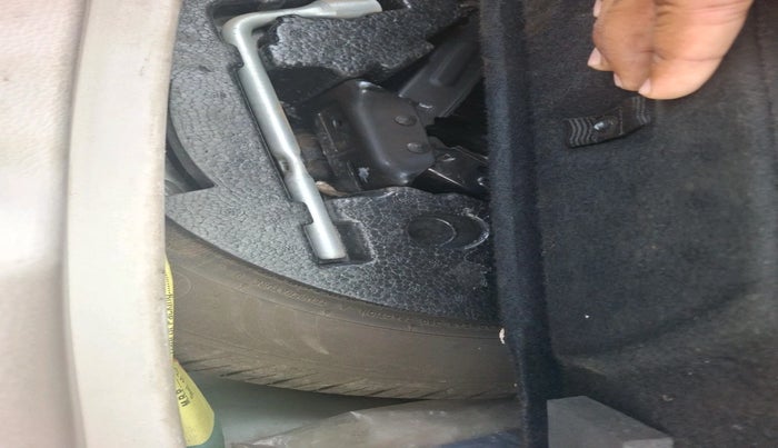 2020 Mahindra XUV300 W8 (O) 1.5 DIESEL, Diesel, Manual, 1,12,236 km, tyre