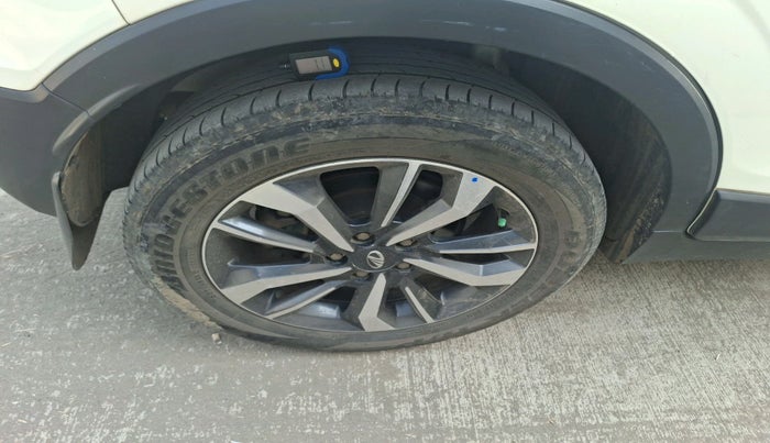 2020 Mahindra XUV300 W8 (O) 1.5 DIESEL, Diesel, Manual, 1,12,236 km, tyre