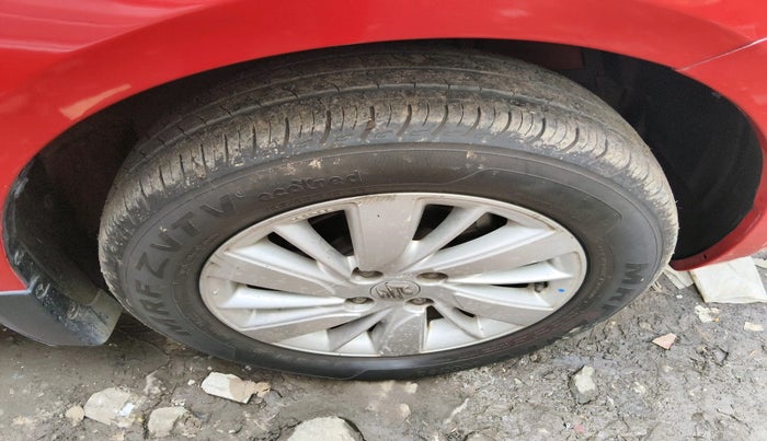 2017 Maruti Swift ZXI, Petrol, Manual, 61,021 km, tyre