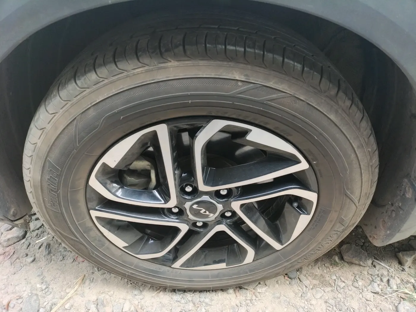 2023 KIA CARENS PRESTIGE PLUS 1.5 IMT DIESEL 7 STR, Diesel, Manual, 1,04,575 km, tyre