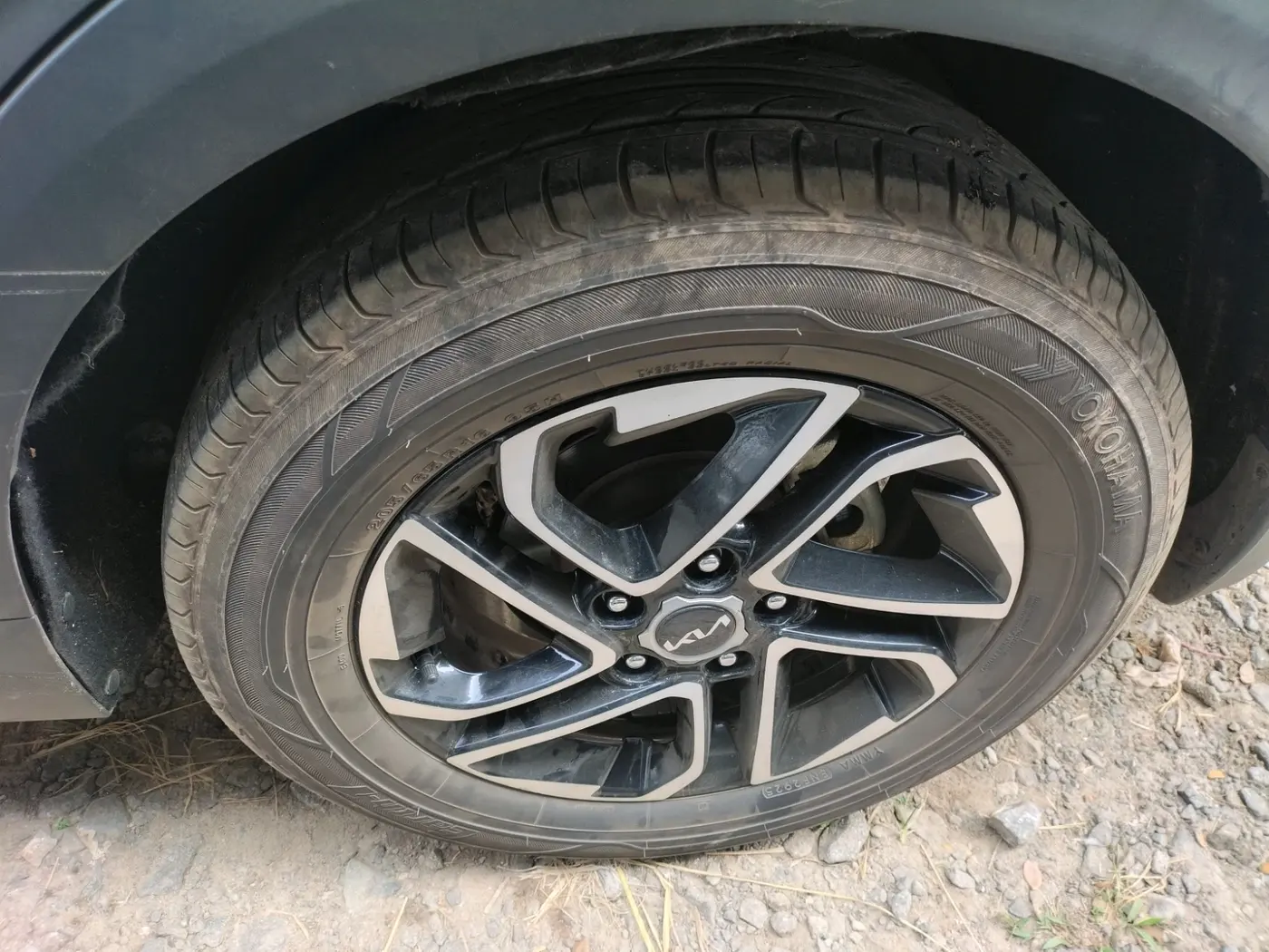 2023 KIA CARENS PRESTIGE PLUS 1.5 IMT DIESEL 7 STR, Diesel, Manual, 1,04,575 km, tyre