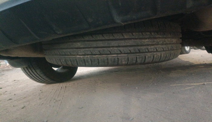 2012 Hyundai Santa Fe 4 WD, Diesel, Manual, 2,15,194 km, tyre