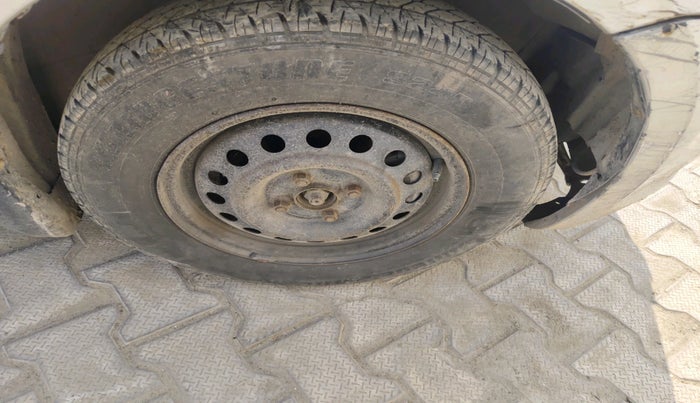 2011 Maruti Swift VXI, CNG, Manual, 78,720 km, tyre