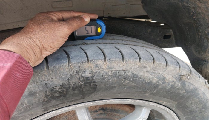 2014 Toyota Innova 2.5 GX 8 STR, Diesel, Manual, 1,59,457 km, tyre