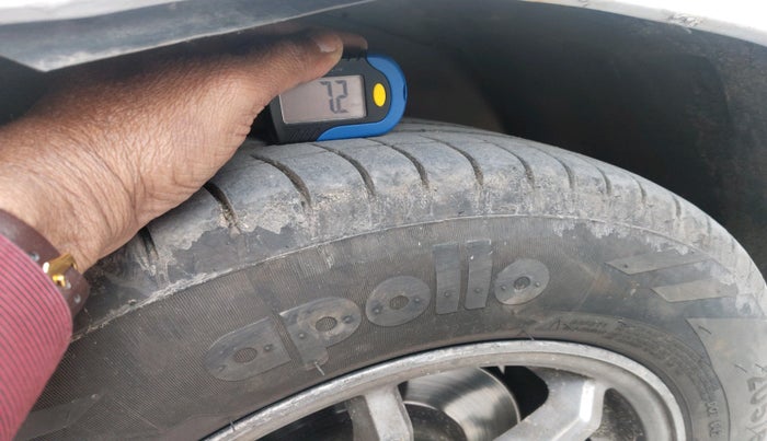 2014 Toyota Innova 2.5 GX 8 STR, Diesel, Manual, 1,59,457 km, tyre