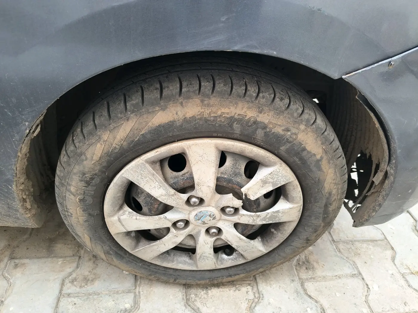2018 Hyundai Eon ERA +, Petrol, Manual, 1,85,174 km, tyre