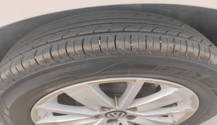 2015 Volkswagen Polo HIGHLINE1.5L, Diesel, Manual, 1,27,064 km, tyre