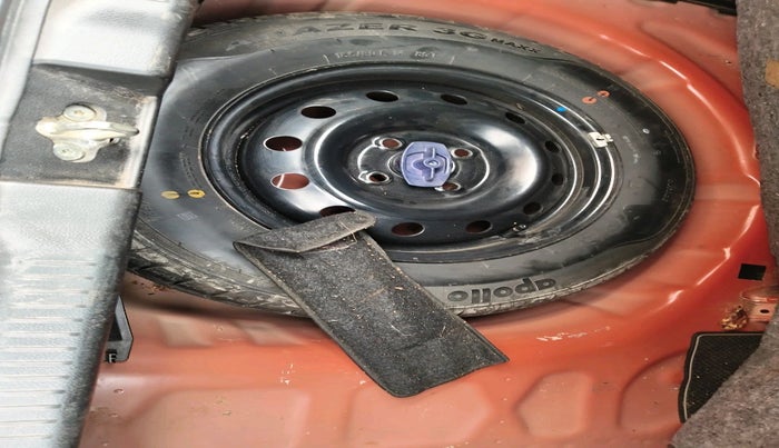 2021 Maruti Swift VXI, Petrol, Manual, 27,944 km, tyre