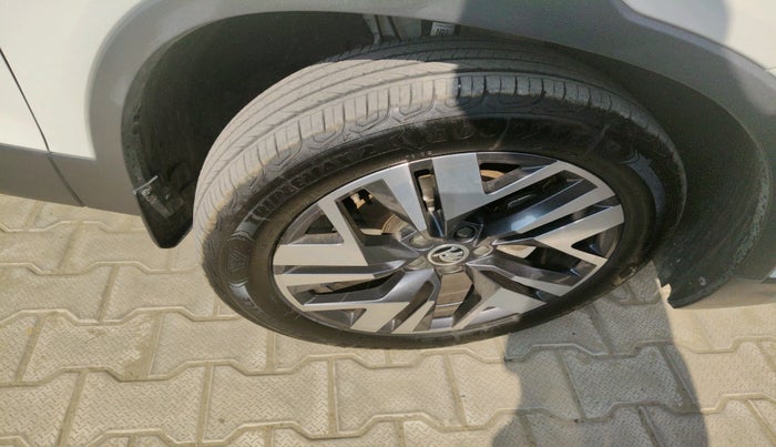 2025 Skoda Kylaq Prestige AT, Petrol, Automatic, 7,739 km, tyre