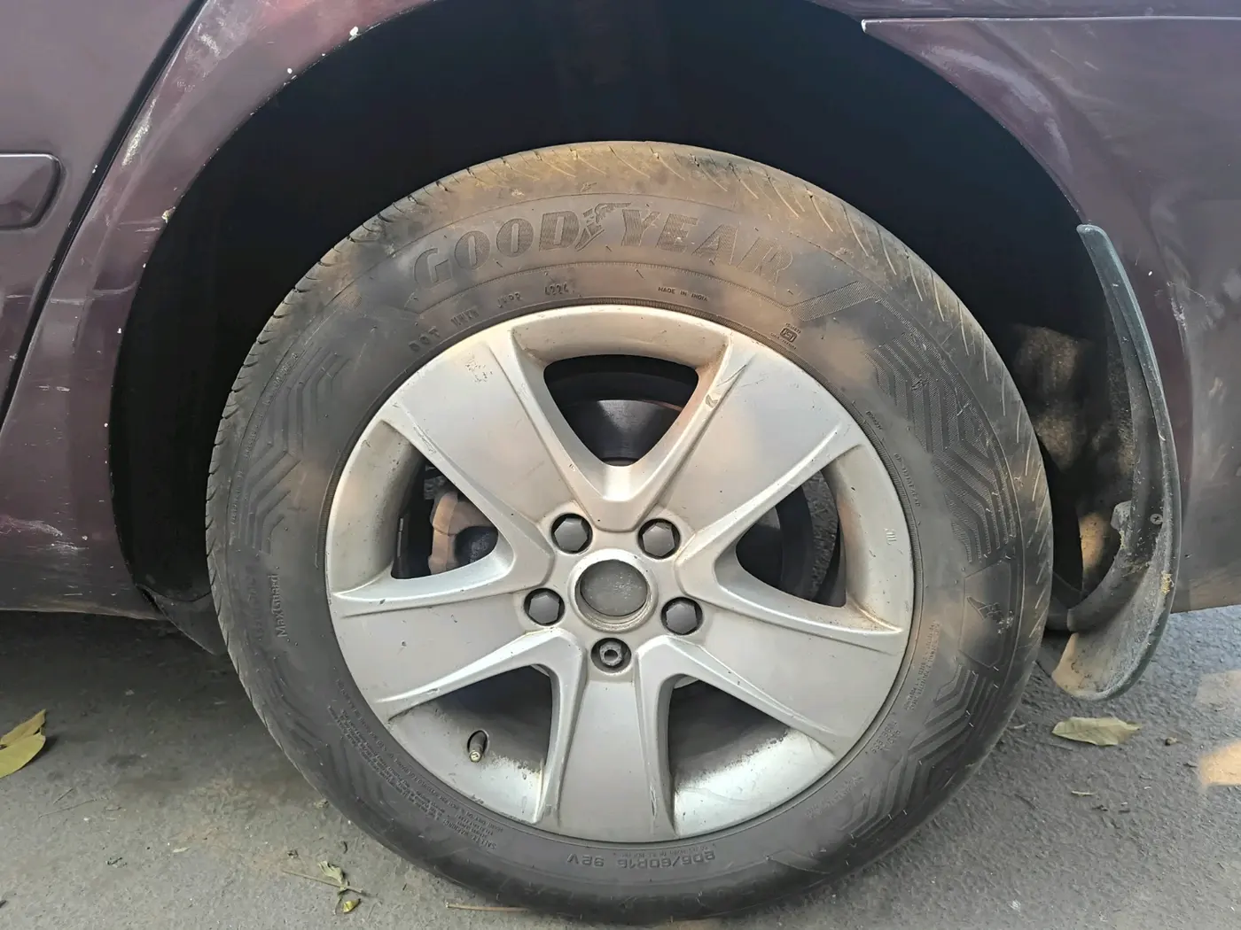 2013 Skoda Laura L&K 2.0 TDI AT, Diesel, Automatic, 1,30,306 km, tyre