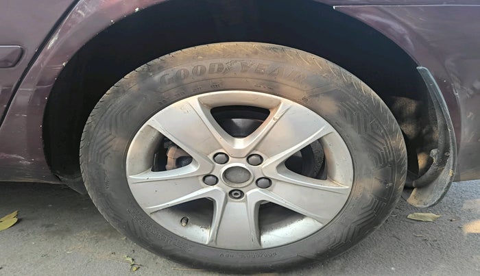 2013 Skoda Laura L&K 2.0 TDI AT, Diesel, Automatic, 1,30,306 km, tyre